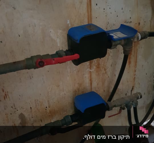 שסתומים וצינורות עם כיסויים כחולים